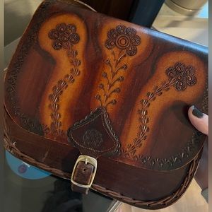 RARE: Vintage tooled leather shoulder bag!
